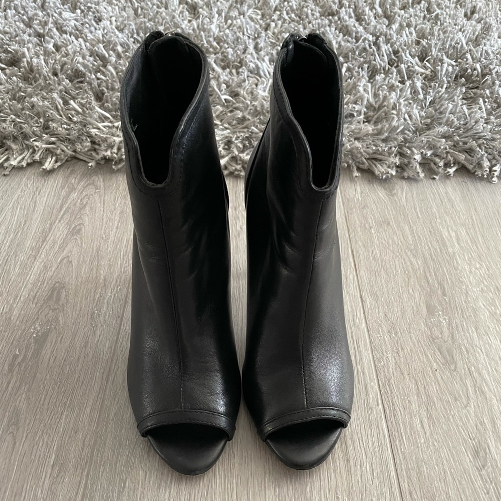 Donald J Pliner Alina Peep Toe Bootie Size 6.5M
